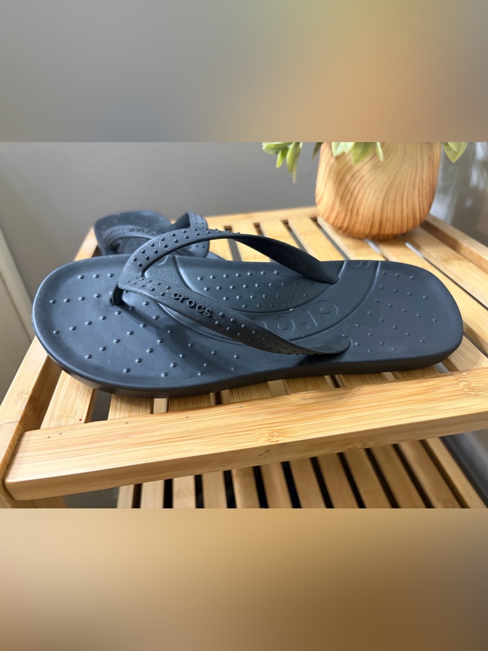 CROCS Black Classic Flip Sandals W7 M5 - Picture 3 of 4